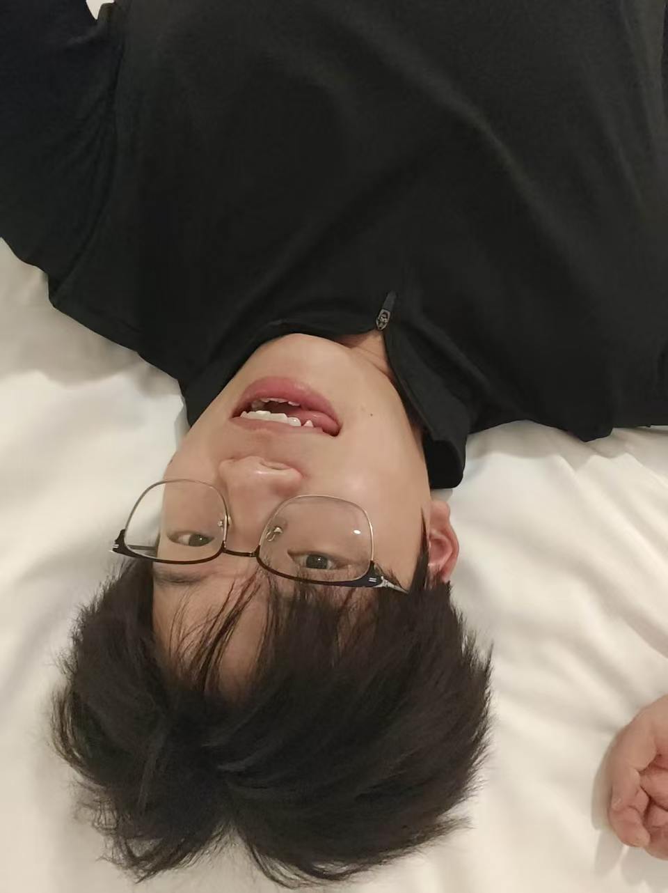 人走了,房间一下子就空了